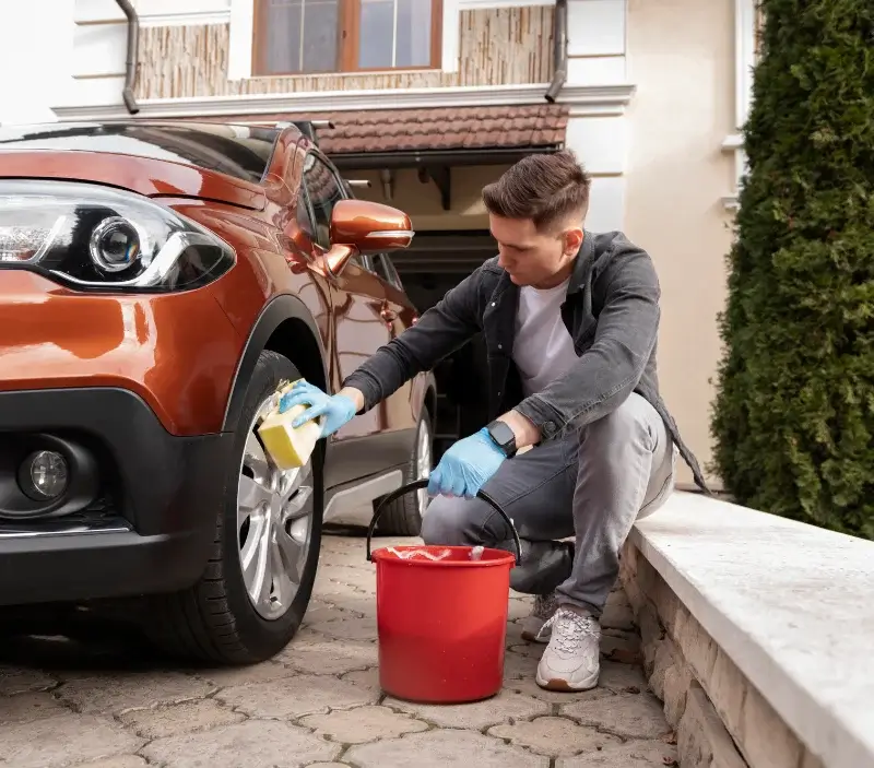 Lavage auto à domicile Le Plessis-Grammoire : professionnel intervenant sur un véhicule